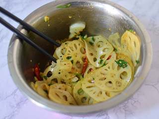 13、凉拌藕片,再把油倒入在藕片中，拌匀即可