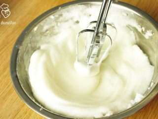 2、很蔬菜很哈根达斯,蛋白分3次加入白糖，用打蛋器打至硬性发泡，放入冰箱冷藏备用（如果你的冰箱里有前天的咸菜和昨天的韭菜饼子就给它罩一层保鲜膜吧）