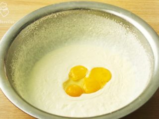 4、很蔬菜很哈根达斯,加入蛋黄，用打蛋器将蛋黄打散成冰淇淋液备用（冰淇淋、液！）