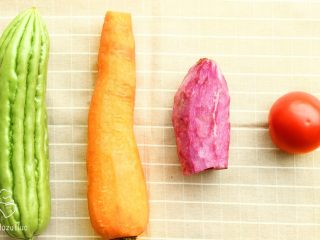 5、很蔬菜很哈根达斯,准备好各种口味蔬菜,寂寞苦瓜，俏胡萝卜，负心紫薯，娇羞西红柿（南票不乖？买个苦瓜剁了切了喂吧！）