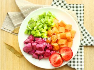 6、很蔬菜很哈根达斯,将准备好的蔬菜切块，分别放入料理机内打成汁（无料理机人士这里可选择研磨碗。某宝只要九块九。九块九，你的贴心选择~）