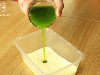 8、很蔬菜很哈根达斯,将蔬菜汁倒入冰淇淋液，搅拌均匀（七夕虐狗日要到了，多备蔬菜汁，万炮齐发之夜可独酌，以慰狗生）