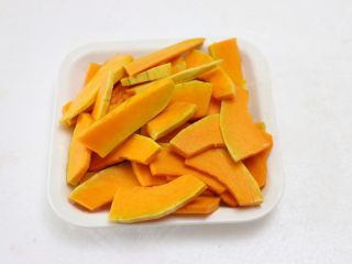 1、南瓜豆沙汤圆,南瓜去皮洗净，切成薄片