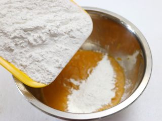 2、南瓜豆沙汤圆,分次加入糯米粉，稍稍拌一下（因为南瓜泥中含有不少的水分，所以糯米粉的用量还需根据实际情况适量增减）