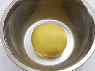 3、南瓜豆沙汤圆,揉至面团光滑不沾手