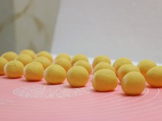 5、南瓜豆沙汤圆,醒好的面团等分成小剂子搓圆，每个小剂子为12克，整个面团可做29个