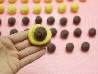 7、南瓜豆沙汤圆,将红豆沙馅心放入面皮中间