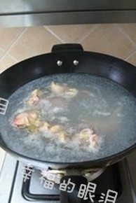 1、排骨酥面,半只鸡洗净切块，开水焯烫至变色，捞出