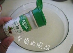 4、排骨酥面,鸡汤中放入适量的胡椒粉和盐调味。放在一旁备用