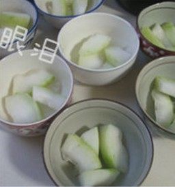 9、排骨酥面,冬瓜去皮洗净切成1cm厚的块，取几个小碗，将每个碗中放入四块冬瓜