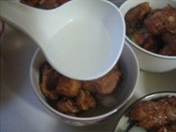 10、排骨酥面,再放入四块排骨，舀入适量鸡汤