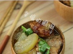 13、排骨酥面,将煮熟的面条盛入碗中，放入蒸好的排骨酥，再舀入提前加热好的鸡汤即可
