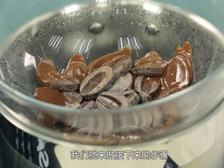 5、布朗尼,黄油融化成液体，然后把巧克力放进刚才的热水里继续隔水融化，巧克力融化切记要用干净无水的器皿，因为巧克力不溶于水，遇水时会产生剧烈变质，失去细致滑顺的口感、导致油水分离结块的