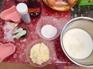 1、奶球布丁????,准备好材料，气球跟瓶子洗干净备用