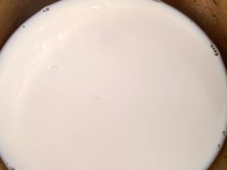 2、奶球布丁????,把牛奶倒入盆里