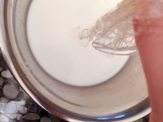 3、奶球布丁????,用冷水先把吉利丁片泡软之后放进牛奶盆里