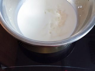 4、奶球布丁????,温火加热把吉利丁片融化