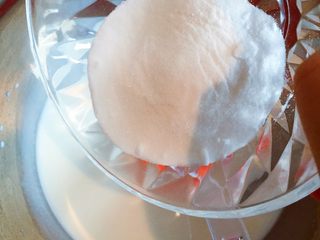 5、奶球布丁????,加入细砂糖