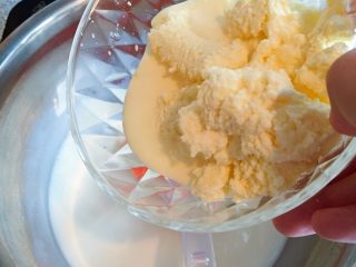 6、奶球布丁????,我的淡奶油有点冻要多加热一会，加入淡奶油