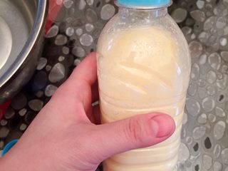 9、奶球布丁????,把奶放入瓶子咯