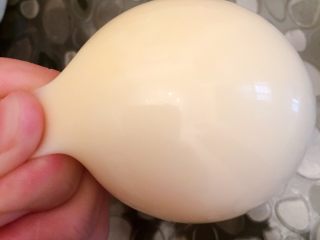 11、奶球布丁????,从瓶口捏紧气球口差不多大小就可以咯