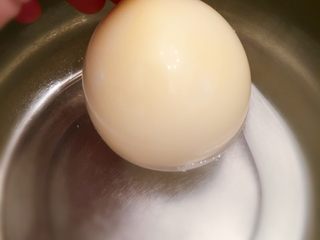 13、奶球布丁????,准备一盆冷水把气球放入冷水里