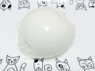 16、奶球布丁????,取出来放入干净盘子里，用牙签一扎滑不溜的牛奶布丁出来咯，嘿嘿，我没弄好哈哈????不过没关系口感还是超好吃????????