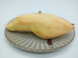 2、红薯粥,用削皮刀削去外皮