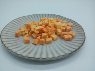 3、红薯粥,先切片然后再切小丁，不能切太厚