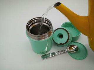 7、红薯粥,打开焖烧罐，倒开水，盖上盖子，预热5分钟