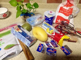 1、抹茶双味芝士生日蛋糕,准备所有食材