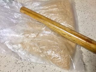 2、抹茶双味芝士生日蛋糕,饼干用擀面杖压碎