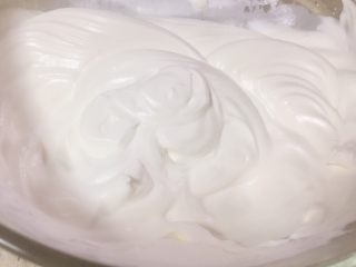 13、抹茶双味芝士生日蛋糕,取雀巢淡奶油80克用打蛋器打发至7层