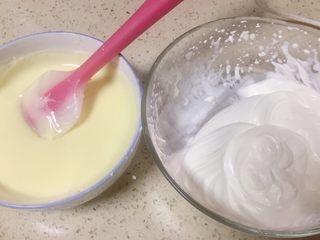 14、抹茶双味芝士生日蛋糕,奶酪溶液和打发的淡奶油