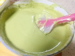 19、抹茶双味芝士生日蛋糕,现在做最上面层抹茶芝士慕斯，方法跟之前9~17方法一模一样，只是酸奶换做牛奶！在11加糖霜的同时加5克抹茶粉一起搅拌就可以了！