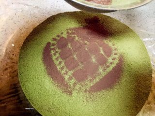 25、抹茶双味芝士生日蛋糕,取2克可可粉选自己喜欢的模型用粉筛筛在表面装饰