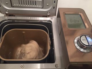 1、黑麦蔓越莓软欧,将面粉、酵母、水放入面包机内，启动和面程序，10分钟揉成光滑面团