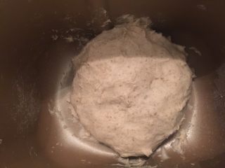 2、黑麦蔓越莓软欧,盖上面包机盖，松弛30分钟