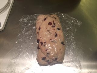 5、黑麦蔓越莓软欧,将面团排气，折三折，盖上保鲜膜静置15分钟