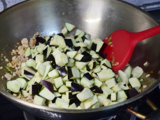 10、茄子肉末打卤面,加茄子丁，炒匀
