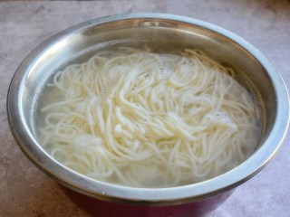 16、茄子肉末打卤面,取出面条，放在凉开水中过一遍