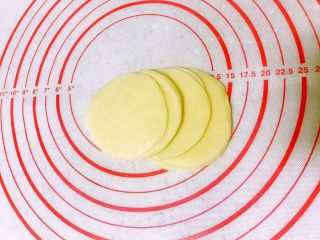 1、饺子皮的春天来了（快速版春卷）,准备好的饺子皮。