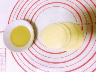 2、饺子皮的春天来了（快速版春卷）,准备好色拉油。