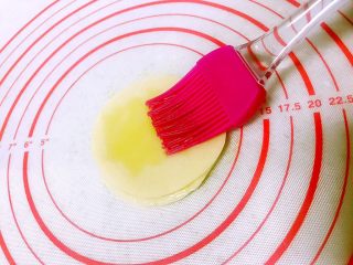 3、饺子皮的春天来了（快速版春卷）,一层一层刷上油。