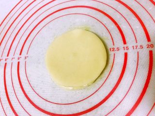 4、饺子皮的春天来了（快速版春卷）,8个饺子皮叠一起。