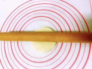 5、饺子皮的春天来了（快速版春卷）,用擀面杖从中间向四周轻轻擀开。