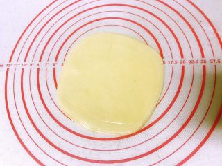 6、饺子皮的春天来了（快速版春卷）,擀开后翻面。