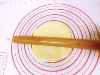 7、饺子皮的春天来了（快速版春卷）,同样的方法擀开，擀到自已觉得满意薄的程度就可以了。