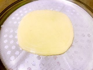 8、饺子皮的春天来了（快速版春卷）,放入蒸笼，冷水上锅，水开8分钟后，关火，立刻取出。