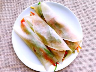 12、饺子皮的春天来了（快速版春卷）,卷上自己喜欢吃的蔬菜。